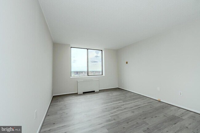 Building Photo - 3705 S George Mason Dr
