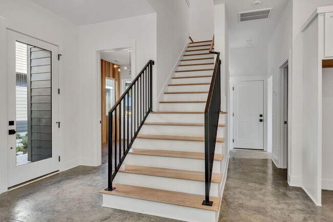 Building Photo - 5917 Robertson Ave