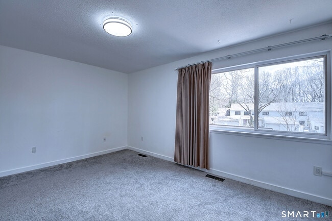 Building Photo - 32 Farmington Chase Crescent