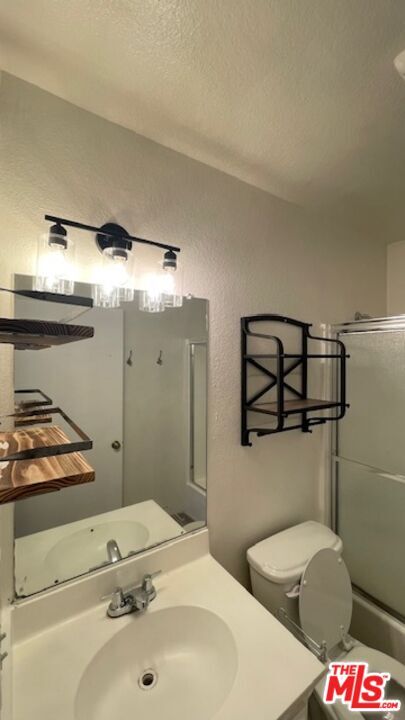 Building Photo - 4826 Rosewood Ave