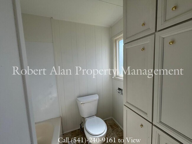 Building Photo - 4008 NE Riverside Ave