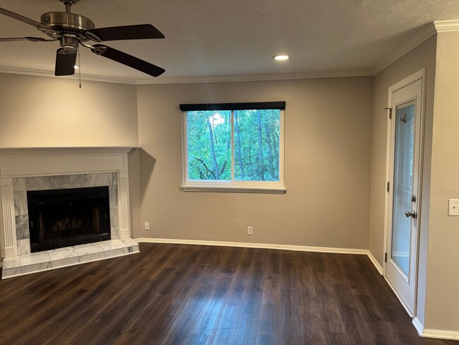 Building Photo - Charming 3 bed 2 bath Townhouse near Nippe...