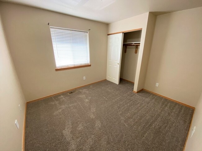 Building Photo - Spacious 3 Bedroom with Office - Fenced Lawn with Lawn Care Provided!