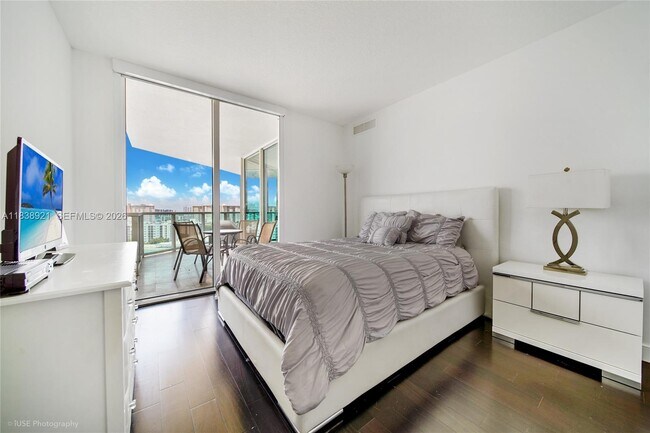 Building Photo - 150 Sunny Isles Blvd