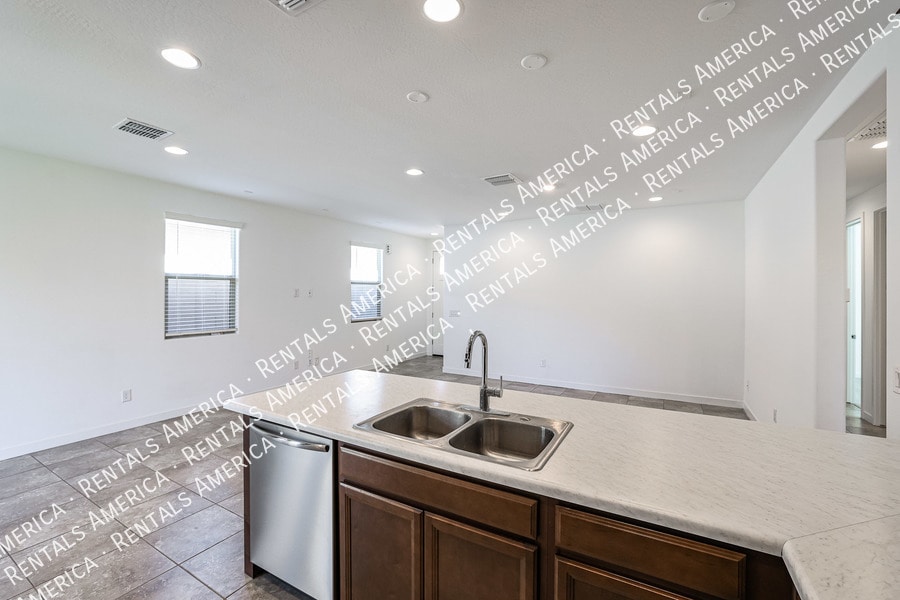 Building Photo - 8914 W Rancho Dr