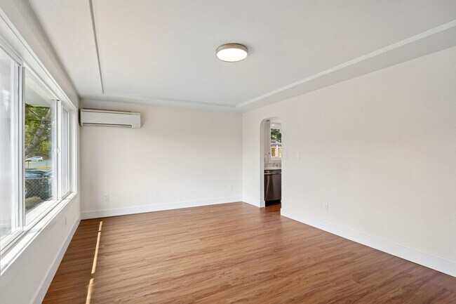 Building Photo - 131 E 70th St