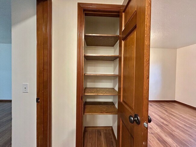 Building Photo - Timeless 5 Bed, 2.5 Bath Home - SW Beaverton