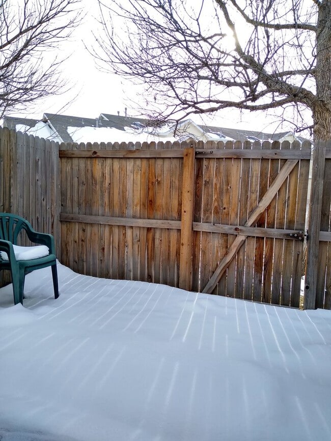 Building Photo - Super 2 Bedroom 2 Bath Townhome with 2 Car Garage Near Aurora Hills Golf Course