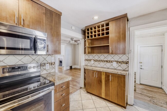 Building Photo - LOCATION LOCATION!! Beautiful 2-bed 1-bath duplex located in the highly desirable West Highlands ...