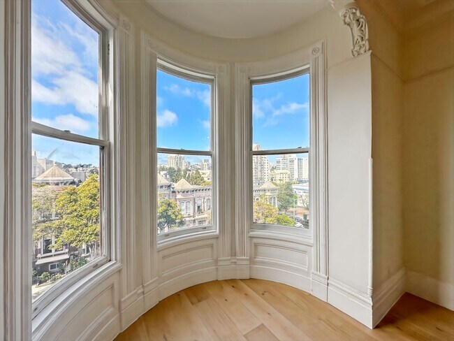 Building Photo - Top-Floor, Remodeled 5BR/2.5BA Victorian Flat, Pet Friendly, Steps from Alamo Square