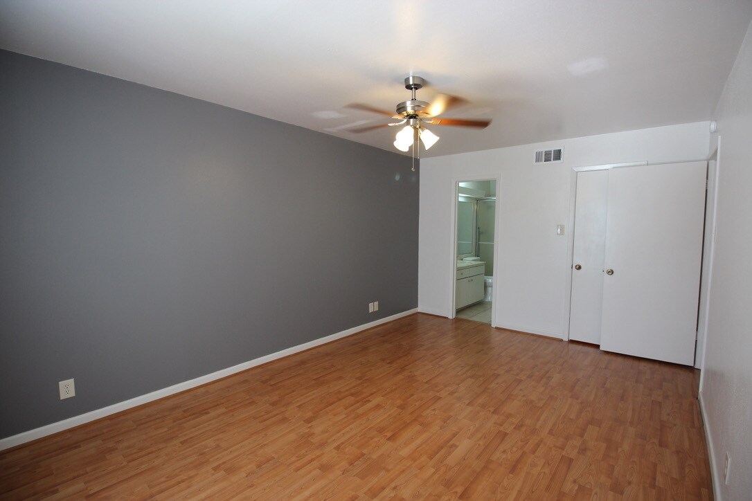 Building Photo - 8401 N New Braunfels Ave