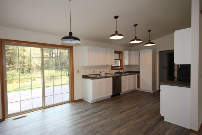 Building Photo - 3 Fairway Dr