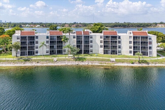 Building Photo - 113 Lake Emerald Dr