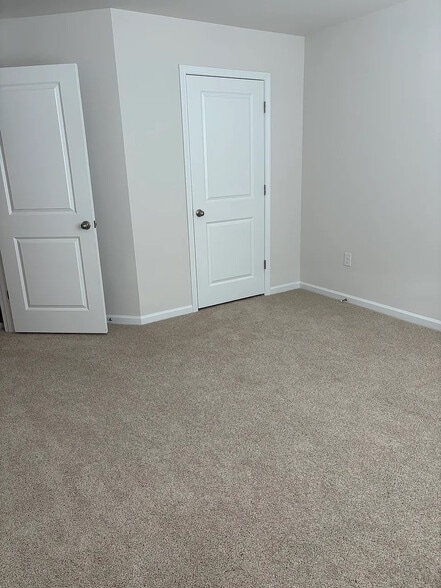 Building Photo - Room in House on Moore Crk Dr