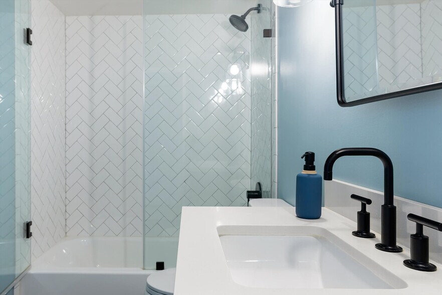 Bathroom Tub - 2727 NW 17th Ter