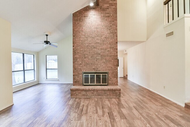 Building Photo - Luxury Living on Lake Arlington