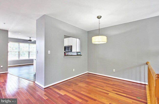 Building Photo - 9902 Woodview Dr