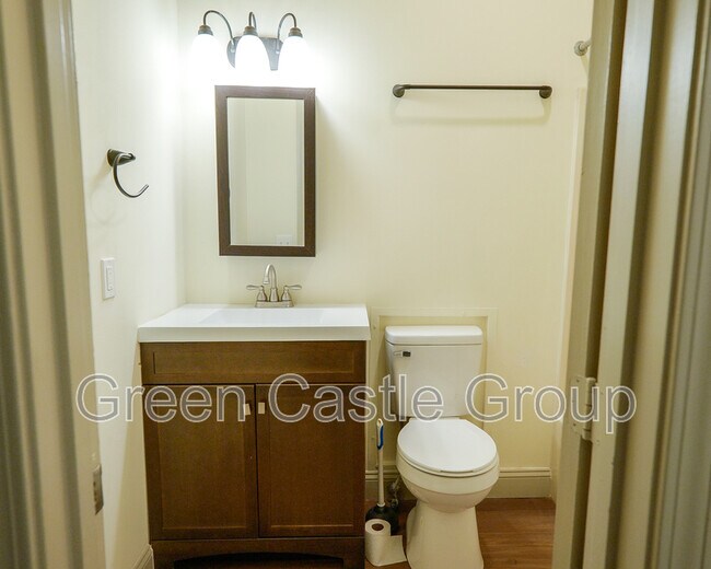 Building Photo - 260 College St