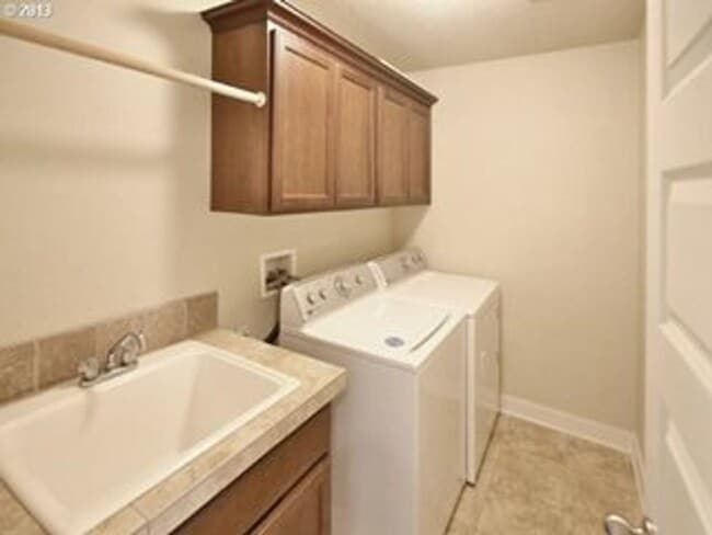Building Photo - Prime Location, Overlook Townhome!