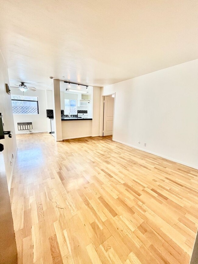 Building Photo - Charming 2 Bed 2 Bath Condo with Washer and Dryer!