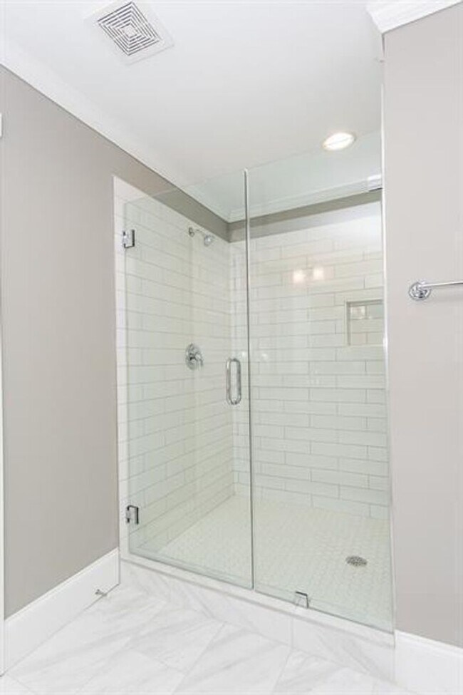 Building Photo - 3 Bedroom 2 Bath near the Beltline