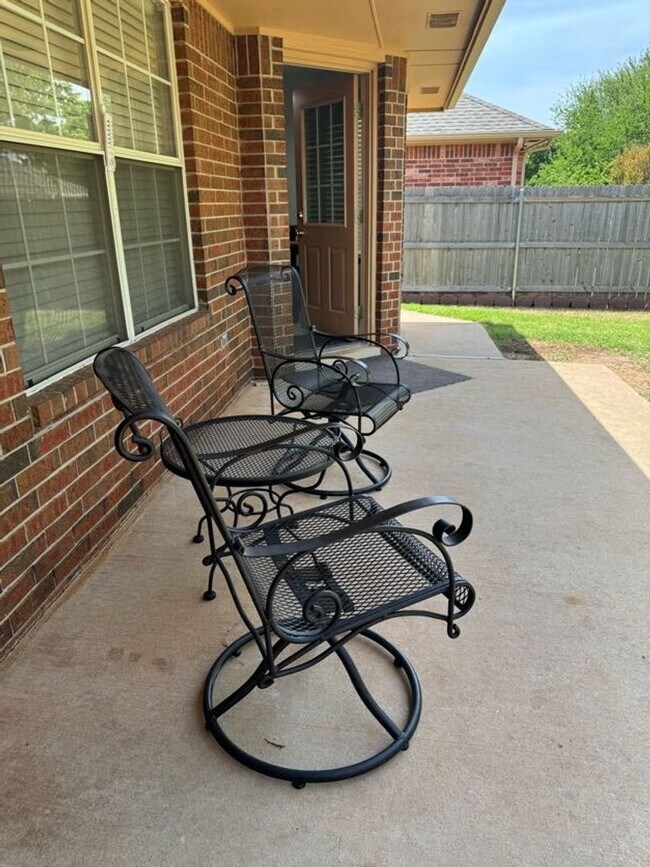 Building Photo - Fully Furnished, Short-Term Rental - (3) Bed/(2) Bath + Office! Pool Access!