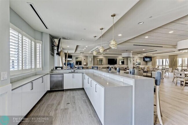 Building Photo - 2650 Lake Shore Dr
