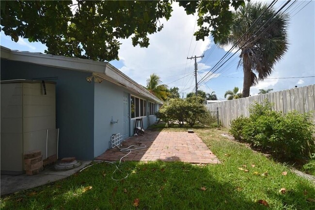 Building Photo - 1711 NE 60th St