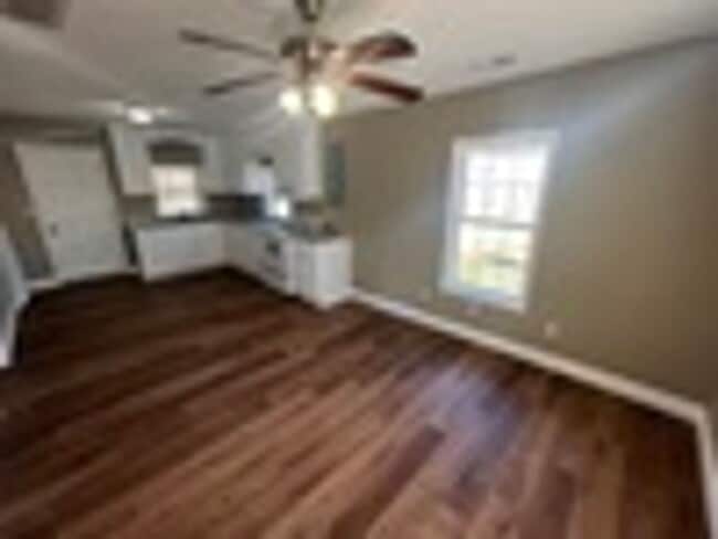 Building Photo - AVALIABLE NOW!!