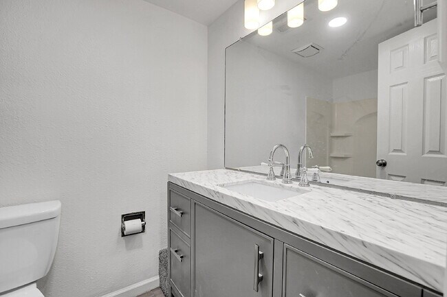 Building Photo - $1,195.95, 1-bed, 1-bath floor-level condo located in Aurora.