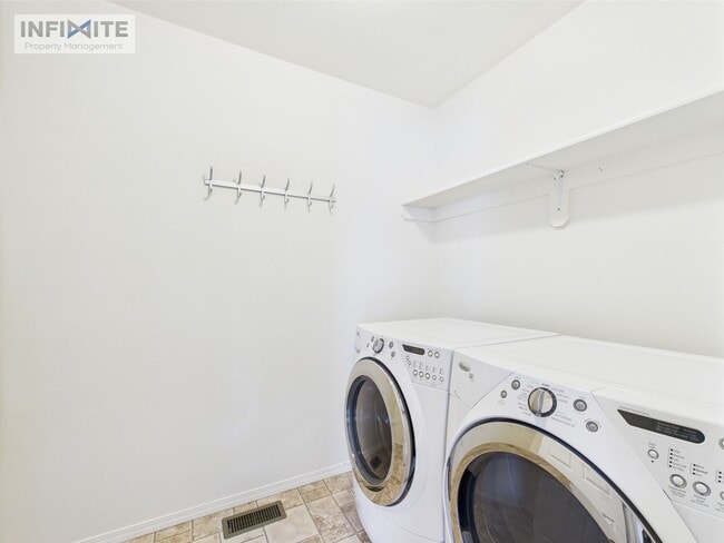 Building Photo - Bright & Spacious 3-Bedroom Apartment