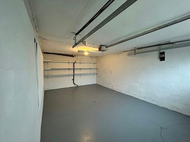 Building Photo - 1718 McNary Blvd