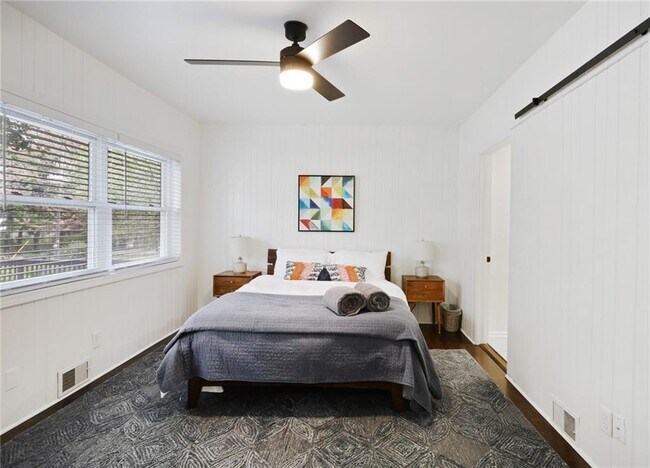 Building Photo - 961 E Rock Springs Rd NE