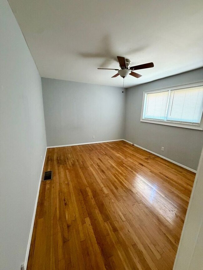 Building Photo - 1 BEDROOM 1 BATHROOM UNIT IN VIRGINIA HIGHLANDS!!!