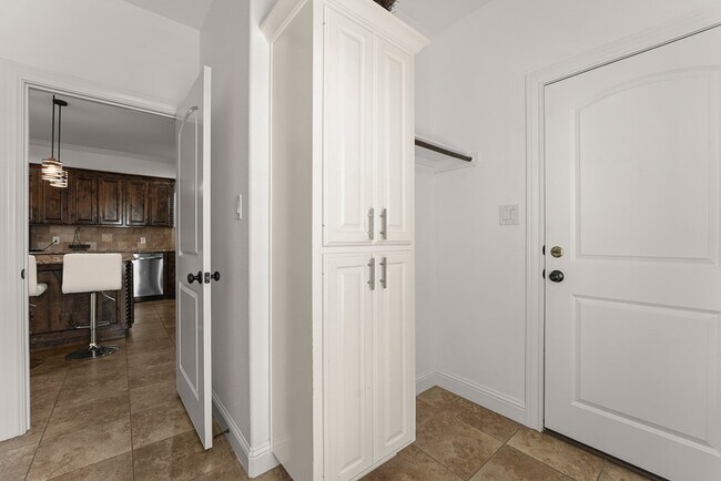 Building Photo - 1400 N Redondo Ave