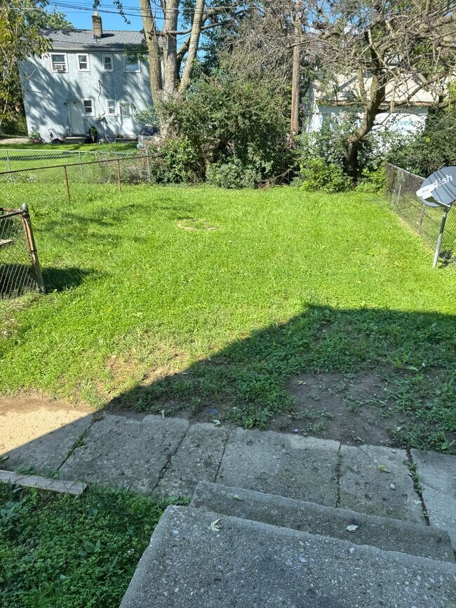 Building Photo - 4052-4054-4054 Halsey Pl