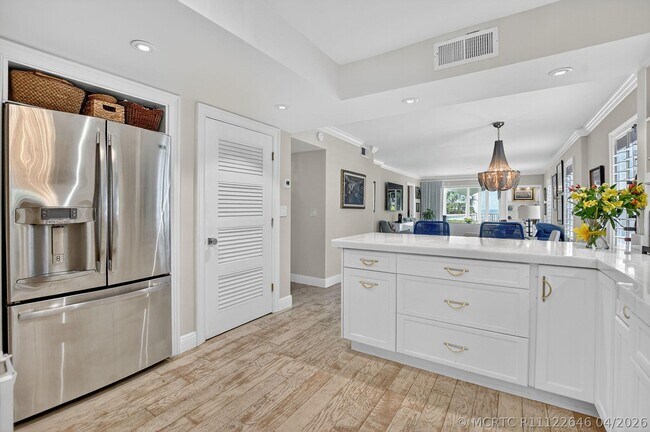 Building Photo - 1099 S Ocean Blvd
