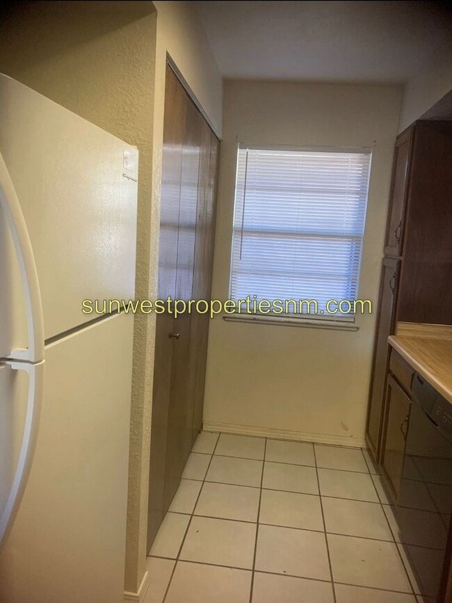 Building Photo - 3 Bedroom, 2.5 Bath 2 Story Condo