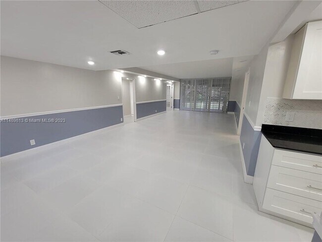 Building Photo - 800 E Cypress Ln