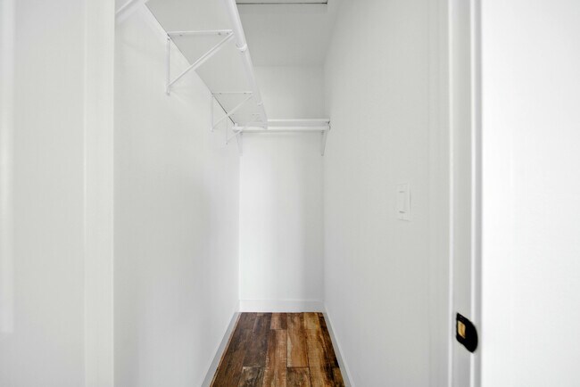 Building Photo - 523 W 78th St