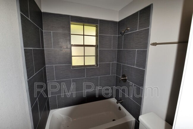 Building Photo - 2530 Chantulane Ave