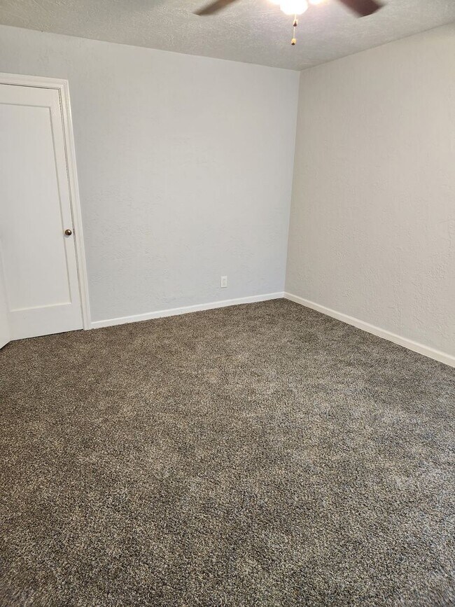 Building Photo - HUD ACCEPTED!! Adorable updated 2bedroom 1...