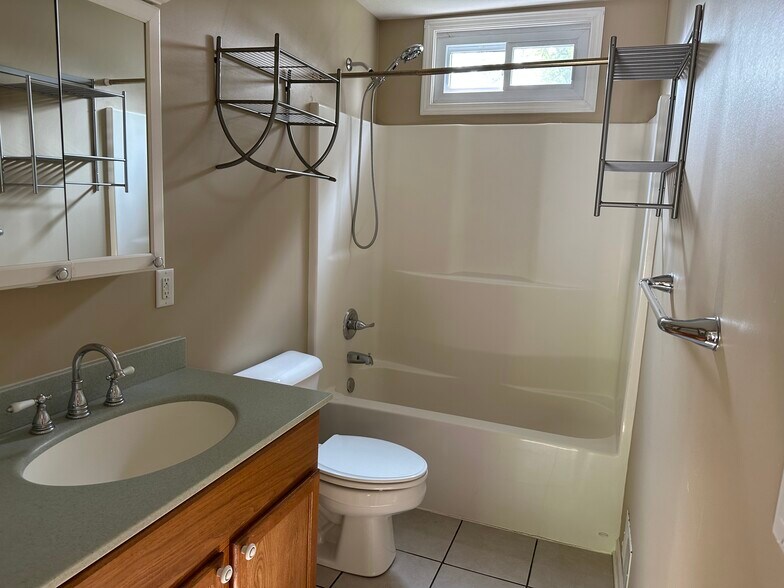 Building Photo - 1409 Miller Dr