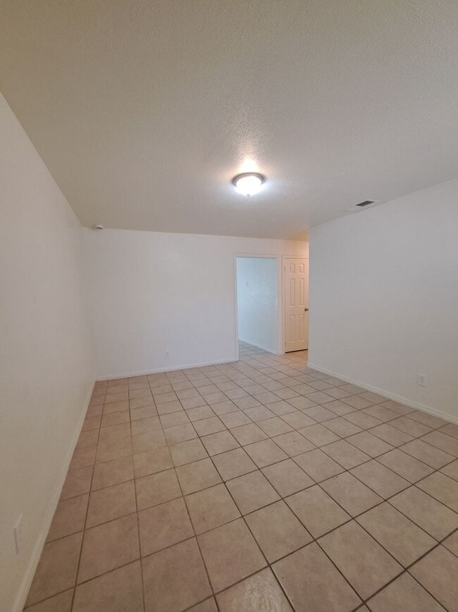 Building Photo - 2221 S Poppy Ave