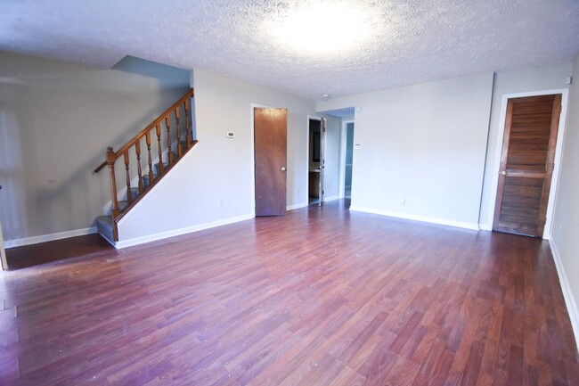 Building Photo - 2 Bedroom 1.5 Bathroom Townhome- Small Dogs Okay