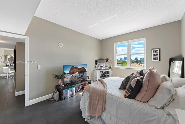 Building Photo - 3000 Coral Wy