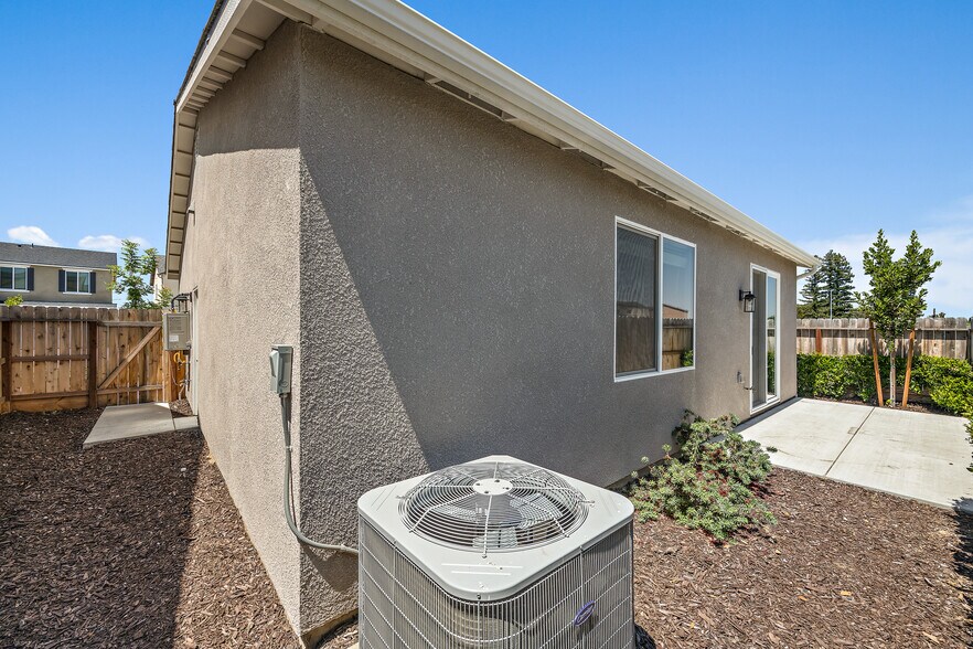 Building Photo - 821 Amanecer Ave