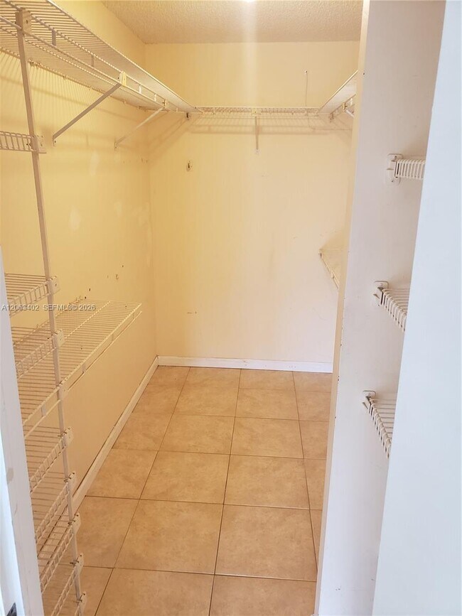 Building Photo - 4174 Inverrary Dr
