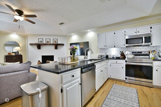 Building Photo - Move-in Ready 1-level in cul de sac with privacy fenced backyard