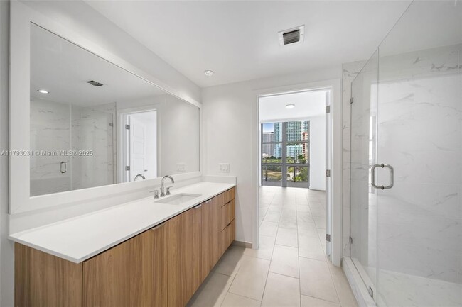 Building Photo - 2150 N Bayshore Dr